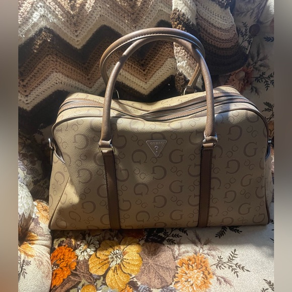 NWOT Guess Signature X-Large Overnight Bag - Picture 9 of 9